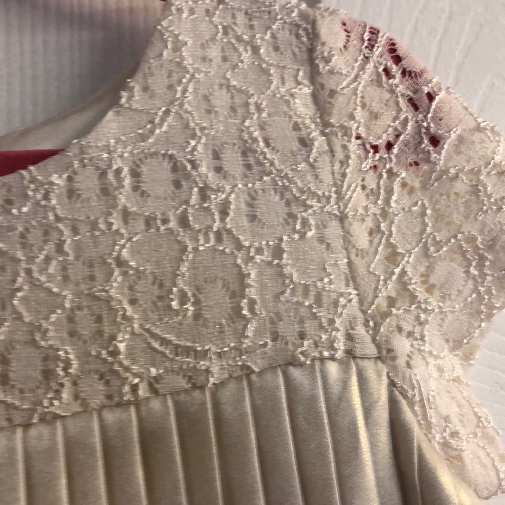 Little girl’s pleated dress 3t - Picture 2 of 5